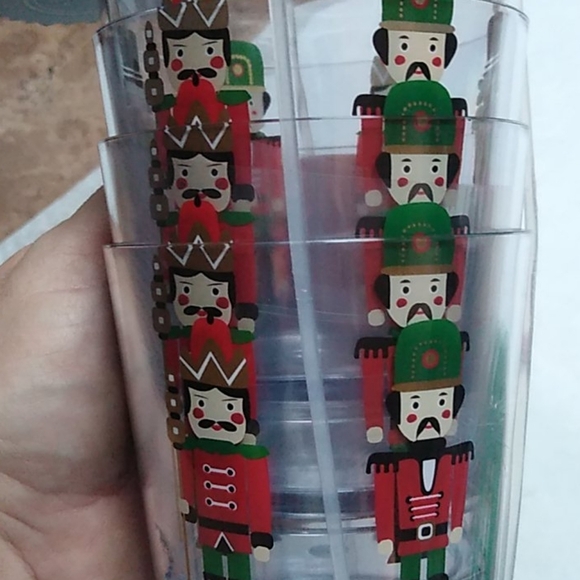 FAO Schwartz Nutcracker, set of 4 Cups + 4 Dessert Plates in Melamine - Picture 4 of 13